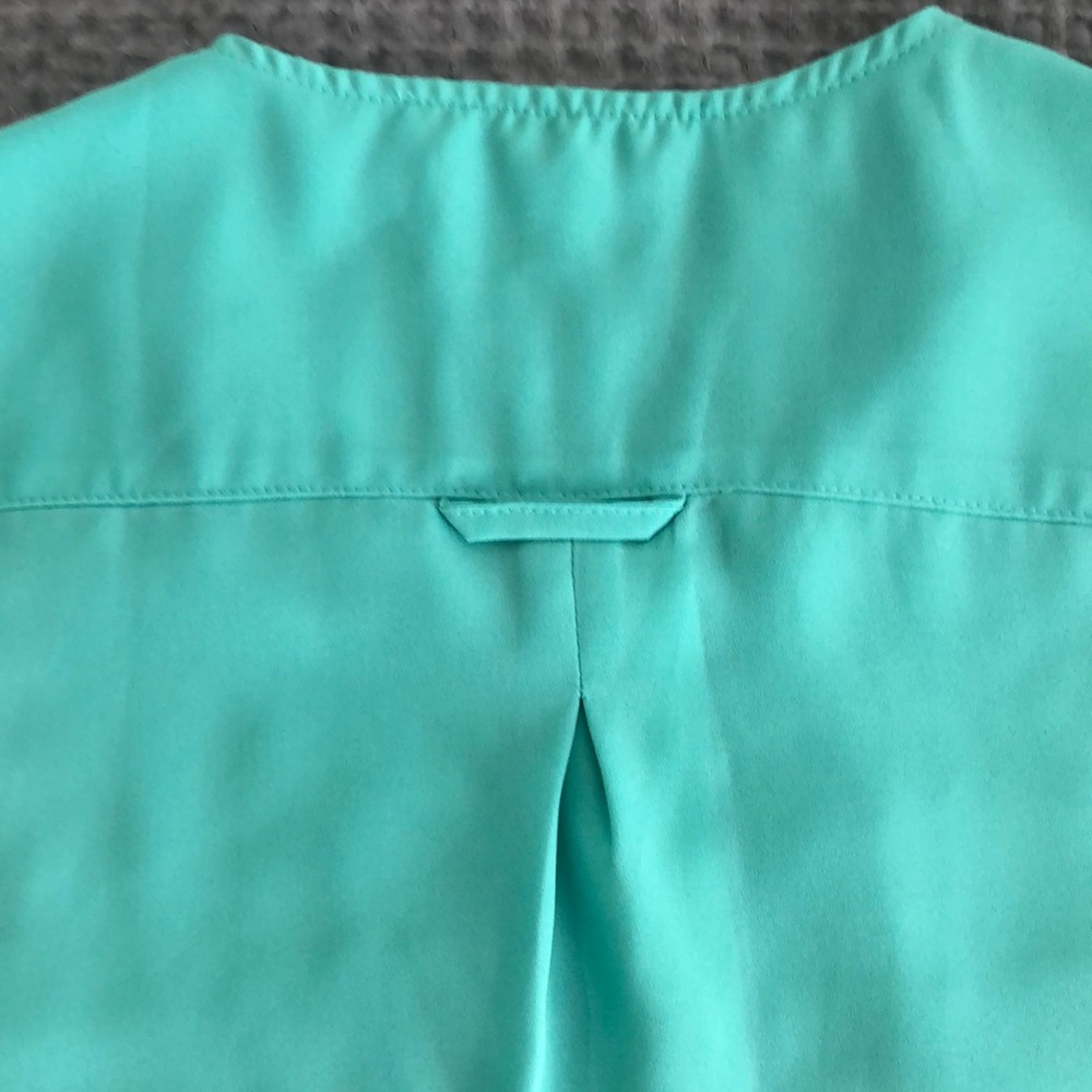 Sleeveless light green blouse - Picture 3 of 5